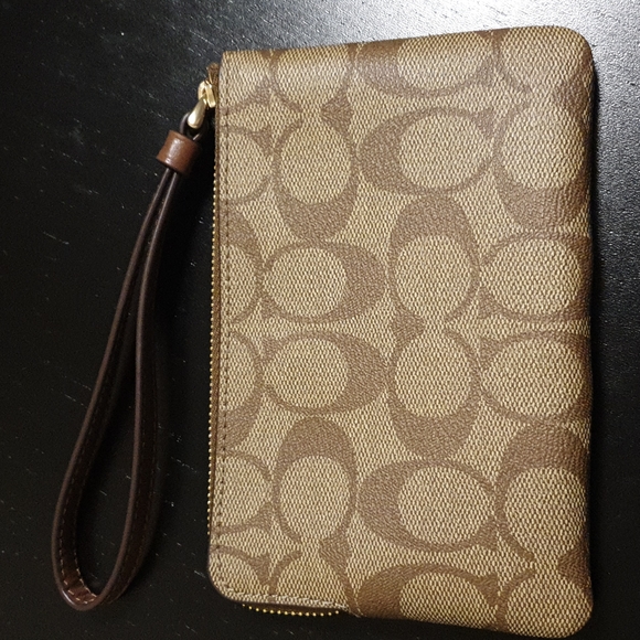 Coach corner zip wristlet - Picture 3 of 4
